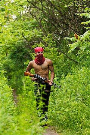 people searching forest - Homme marche sur la piste forestière, transportant des armes à feu Photographie de stock - Premium Libres de Droits, Code: 600-02348126