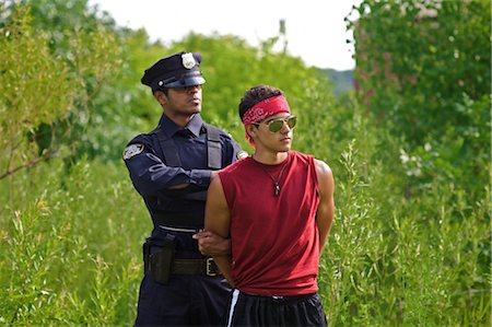 Officier de police arrêtant Suspect Photographie de stock - Premium Libres de Droits, Code: 600-02348121