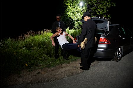 Men Disposing of Man's Body Foto de stock - Sin royalties Premium, Código: 600-02348136