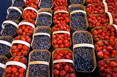 Blueberries and Strawberries at Market, Montreal, Quebec, Canada Stock Photo - Premium Royalty-Free, Code: 600-02348565