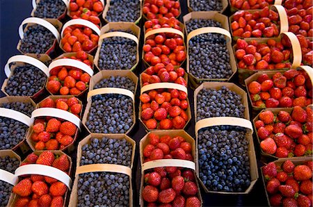 simsearch:600-02967453,k - Blueberries and Strawberries at Market, Montreal, Quebec, Canada Stock Photo - Premium Royalty-Free, Code: 600-02348565