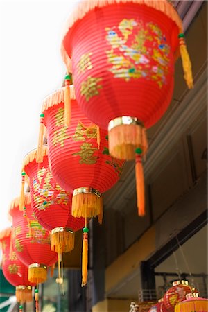 quartier d'immigrés - Chinois lanternes suspendues en ayant pignon sur rue dans le quartier de Chinatown, San Francisco, Californie, USA Photographie de stock - Premium Libres de Droits, Code: 600-02376681