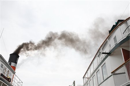 Smoke Coming From a Ship's Smokestack Foto de stock - Sin royalties Premium, Código: 600-02376857