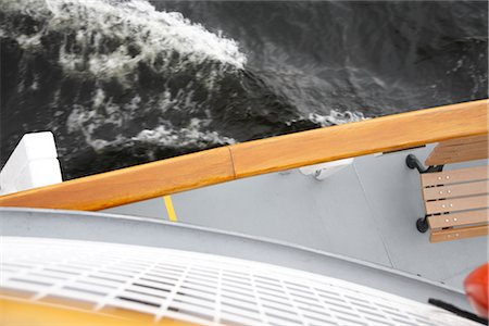 Vue sur l'eau depuis le pont supérieur d'un navire Photographie de stock - Premium Libres de Droits, Code: 600-02376863