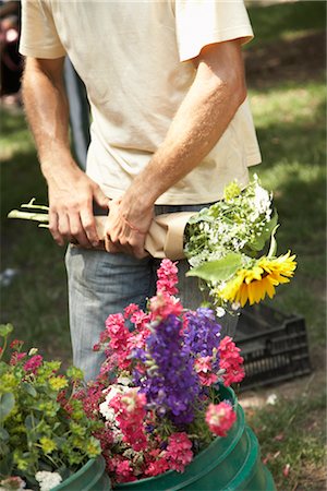 simsearch:700-03439567,k - Flower Seller Wrapping Flowers at Organic Farmer's Market Fotografie stock - Premium Royalty-Free, Codice: 600-02377087