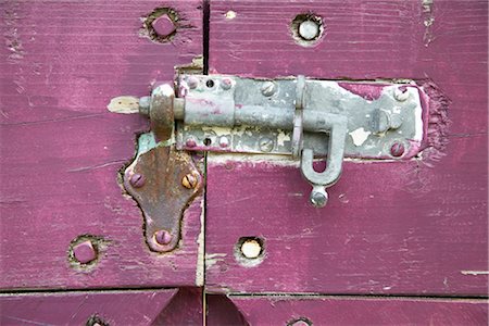 Close-Up of Sliding Bolt Lock on Purple Gate Foto de stock - Sin royalties Premium, Código: 600-02377096