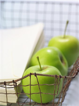 simsearch:600-02377944,k - Green Apples and Envelopes in Wire Tray Fotografie stock - Premium Royalty-Free, Codice: 600-02377946