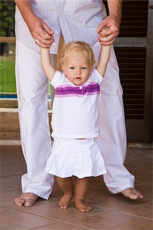 enseñar - Parent Helping Child to Walk Foto de stock - Sin royalties Premium, Código: 600-02370993
