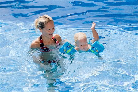 deux-pièces - Mother and Baby in Swimming Pool Photographie de stock - Premium Libres de Droits, Code: 600-02371006