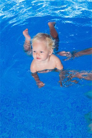 Baby in Swimming Pool Foto de stock - Sin royalties Premium, Código: 600-02371007