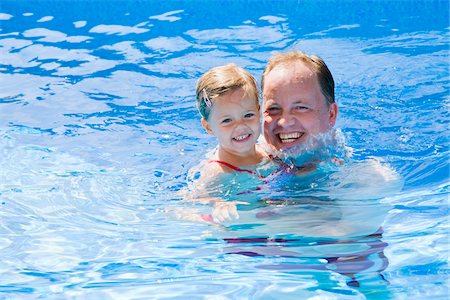 simsearch:700-02702598,k - Father and Daughter in Swimming Pool Fotografie stock - Premium Royalty-Free, Codice: 600-02371003