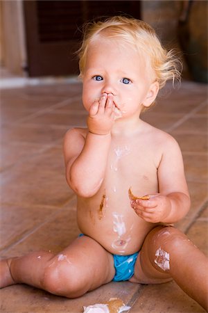 Baby Eating Ice Cream Cone Foto de stock - Sin royalties Premium, Código: 600-02371023