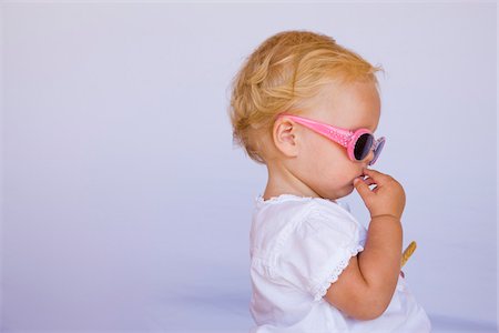 simsearch:600-00795637,k - Toddler Wearing Sunglasses Photographie de stock - Premium Libres de Droits, Code: 600-02371036