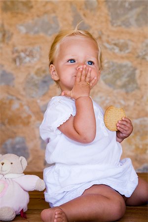 Child Eating Cookie Photographie de stock - Premium Libres de Droits, Code: 600-02371030