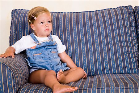 faire la moue - Girl Pouting on Sofa Photographie de stock - Premium Libres de Droits, Code: 600-02371041