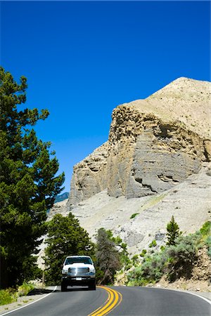 Truck Driving Through Yellowstone National Park, Wyoming, USA Foto de stock - Sin royalties Premium, Código: 600-02371413