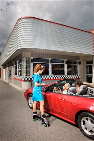 ford mustang - Woman Serving Couple in Convertible at 1950s Diner, Niagara Falls, Ontario, Canada Fotografie stock - Premium Royalty-Free, Codice: 600-02428804