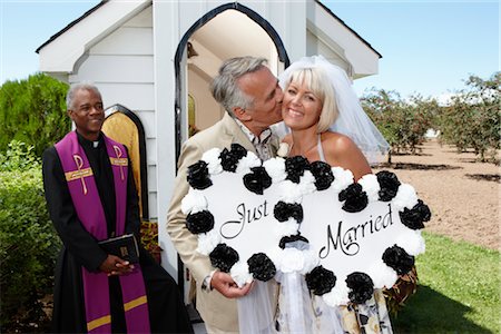 simsearch:600-02428802,k - Portrait de mariés et prêtre en face de la chapelle, Niagara Falls (Ontario), Canada Photographie de stock - Premium Libres de Droits, Code: 600-02429031