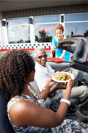 simsearch:600-02428807,k - Serveuse au service Couple dans leur Convertible a une salle à manger rétro, Niagara Falls, Ontario, Canada Photographie de stock - Premium Libres de Droits, Code: 600-02429033