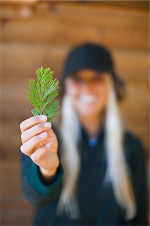simsearch:600-02376674,k - Femme tenant des arbres Sequoia brindille, Lake Tahoe, Californie, USA Photographie de stock - Premium Libres de Droits, Code: 600-02429065