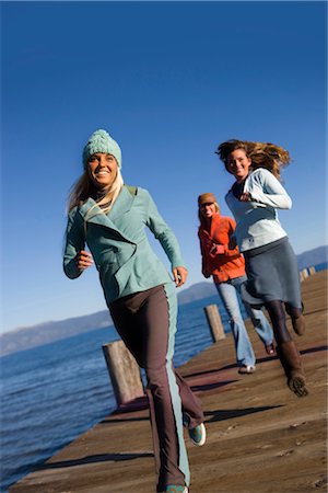 energetic fashion female - Amis s'exécutant sur le quai, Lake Tahoe, Californie, USA Photographie de stock - Premium Libres de Droits, Code: 600-02429069