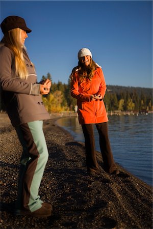 skipping stone - Friends Skipping Stones on Shoreline, Lake Tahoe, California, USA Foto de stock - Sin royalties Premium, Código: 600-02429061