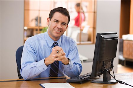 freundlich - Portrait d'homme d'affaires à son bureau Photographie de stock - Premium Libres de Droits, Code: 600-02447813