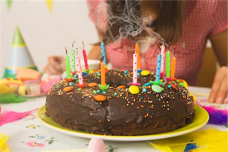 soplar velas - Woman Blowing Out Candles on Birthday Cake Foto de stock - Sin royalties Premium, Código: 600-02461267