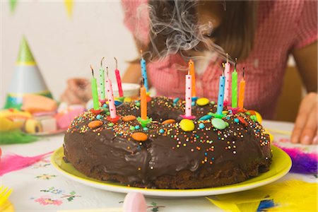 Woman Blowing Out Candles on Birthday Cake Foto de stock - Sin royalties Premium, Código: 600-02461267