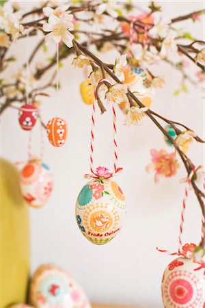 decorating tree - Houseplant Decorated With Easter Eggs Foto de stock - Sin royalties Premium, Código: 600-02461284