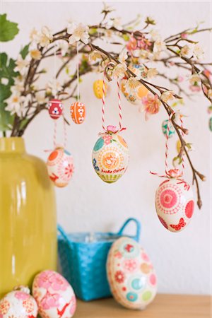 Houseplant Decorated With Easter Eggs Foto de stock - Sin royalties Premium, Código: 600-02461285
