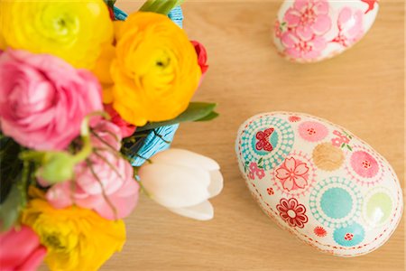 Easter Eggs and Vase of Flowers Fotografie stock - Premium Royalty-Free, Codice: 600-02461289