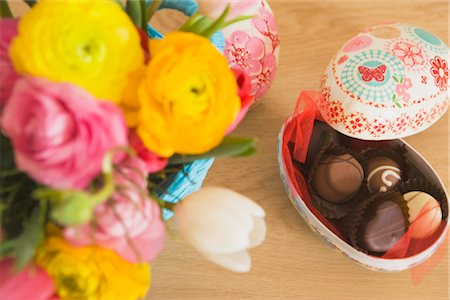 Oeuf de Pâques rempli de chocolats et de Vase de fleurs Photographie de stock - Premium Libres de Droits, Code: 600-02461290
