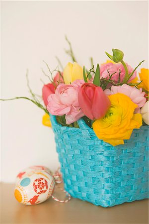 easter basket not people - Basket of Flowers at Easter Foto de stock - Sin royalties Premium, Código: 600-02461291