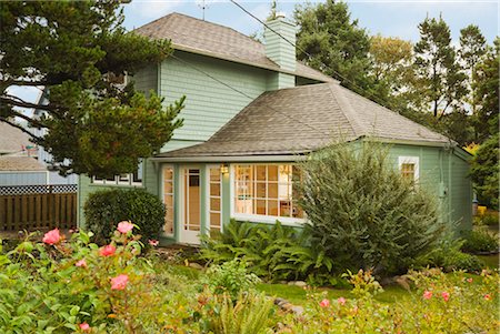 rustic cabin exterior - Rental Cottage in Seaside, Oregon, USA Stock Photo - Premium Royalty-Free, Code: 600-02463496