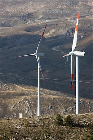 simsearch:600-02669979,k - Wind Turbines on Hillside Foto de stock - Royalty Free Premium, Número: 600-02504678