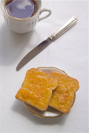 Nature morte de pain grillé et confiture et une tasse de thé Photographie de stock - Premium Libres de Droits, Code: 600-02504692