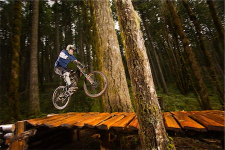 Vélo de montagne, effectuant un Stunt, Blackrock Mountain Bike Park, près de Salem, Oregon, Etats-Unis Photographie de stock - Premium Libres de Droits, Code: 600-02586038