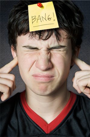 simsearch:600-02586225,k - Boy Plugging Ears with Note Pinned to Forehead Stock Photo - Premium Royalty-Free, Code: 600-02586224