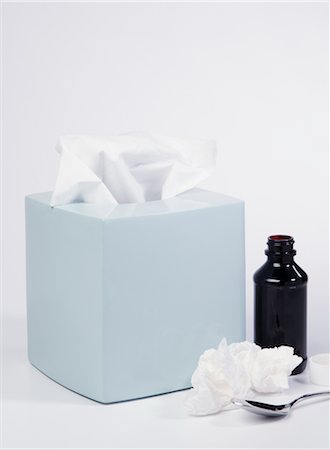 spiegazzato - Box of Tissues and Cough Syrup Fotografie stock - Premium Royalty-Free, Codice: 600-02594172