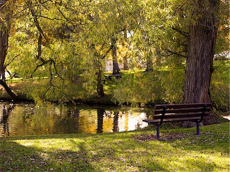 simsearch:600-02376962,k - Banc de parc vide par l'eau, Stratford, Ontario, Canada Photographie de stock - Premium Libres de Droits, Code: 600-02594193