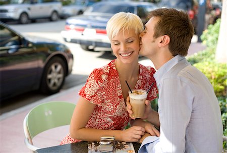 simsearch:649-06352518,k - Couple on a Date at a Cafe Fotografie stock - Premium Royalty-Free, Codice: 600-02594325