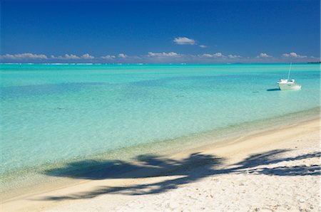 Boat in Water by Beach, Matira Beach, Bora Bora, French Polynesia Foto de stock - Sin royalties Premium, Código: 600-02590596