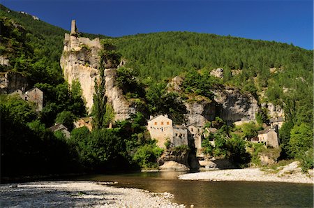 river tarn - Chateau de Castelbouc, River Tarn, Gorges du Tarn, Sainte-Enimie, Languedoc-Roussillon, France Foto de stock - Sin royalties Premium, Código: 600-02590887