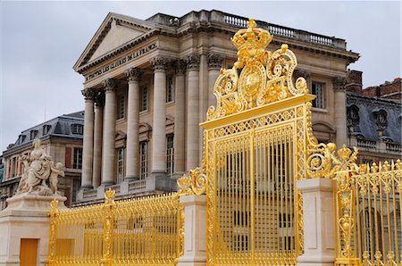 Gates to the Royal Courtyard of the Palace of Versailles, Ile-de-France, France Fotografie stock - Premium Royalty-Free, Codice: 600-02590931