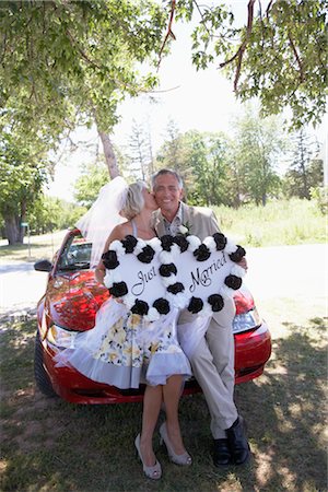 Newlyweds Holding Just Married Sign, Niagara Falls, Canada Foto de stock - Sin royalties Premium, Código: 600-02593715