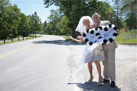 dirt road signs - Newlyweds Hitchhiking, Niagara Falls, Canada Stock Photo - Premium Royalty-Free, Code: 600-02593716