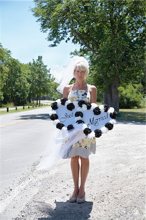 road sign, canada - Woman Holding Just Married Sign by Side of Road, Niagara Falls, Canada Stock Photo - Premium Royalty-Free, Code: 600-02593717