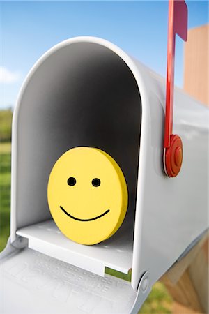 poste (courrier) - Bonhomme sourire dans la boîte aux lettres Photographie de stock - Premium Libres de Droits, Code: 600-02593755