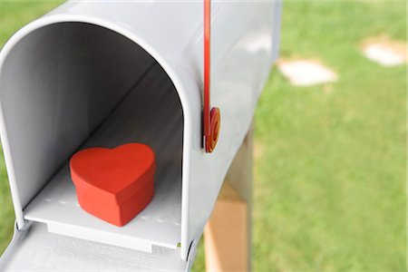 poste (courrier) - Coeur en forme de boîte dans une boîte aux lettres Photographie de stock - Premium Libres de Droits, Code: 600-02593758